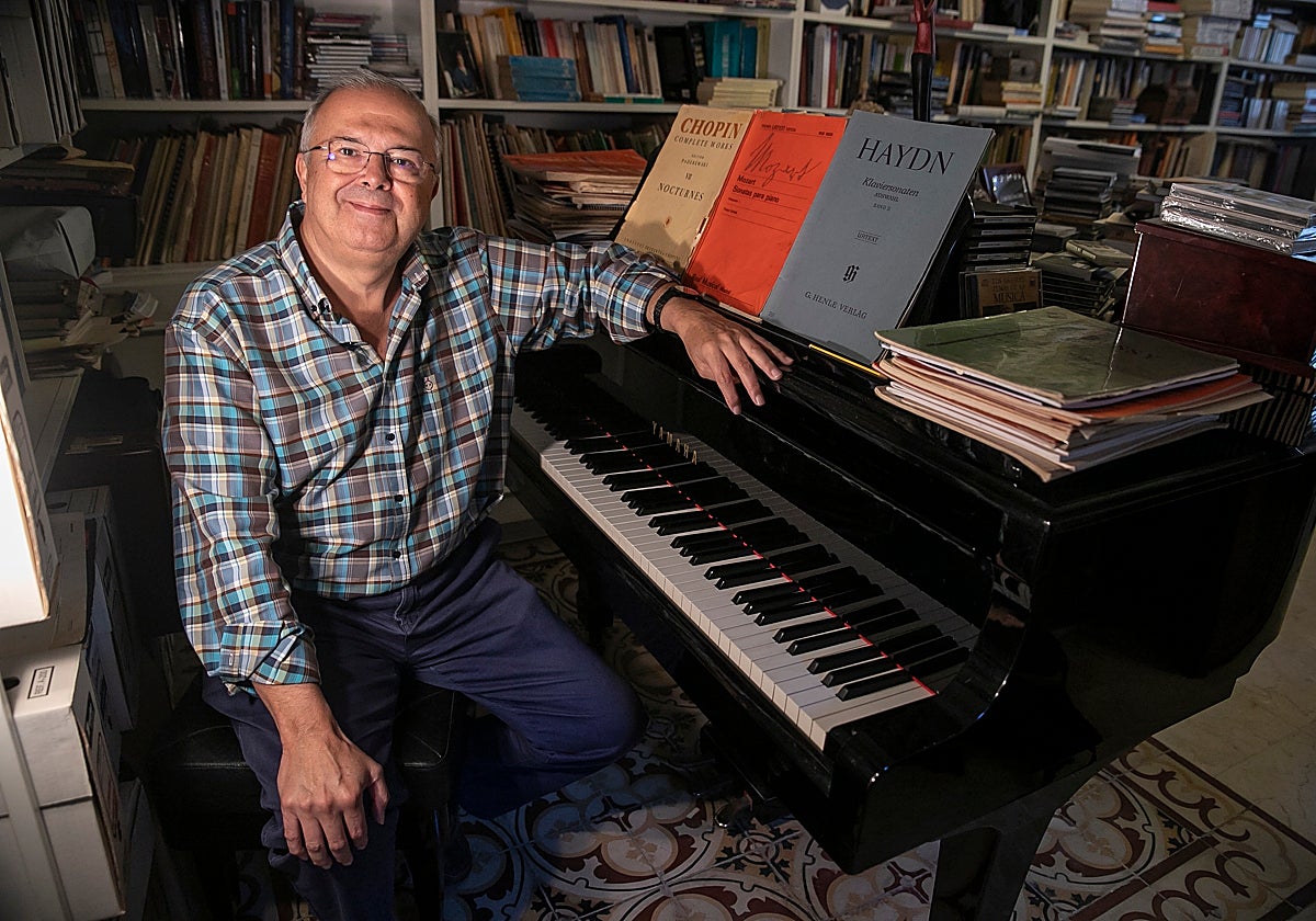 Juan miguel Moreno Calderón junto a su piano en su domicilio