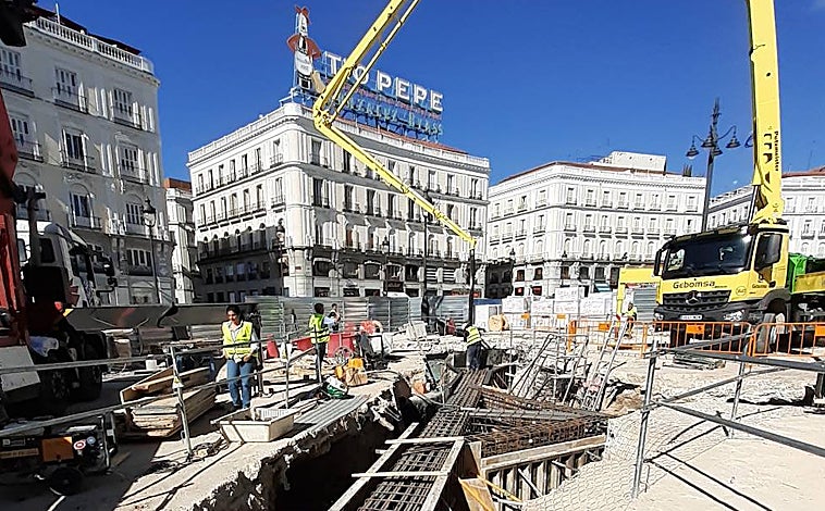 Imagen principal - La cumbre de la 'mesa' de tres patas, una estructura singular diseñada para soportar las 70 toneladas de peso de la estatua de Carlos III en su nueva ubicación, en el vértice sureste de la Puerta del Sol