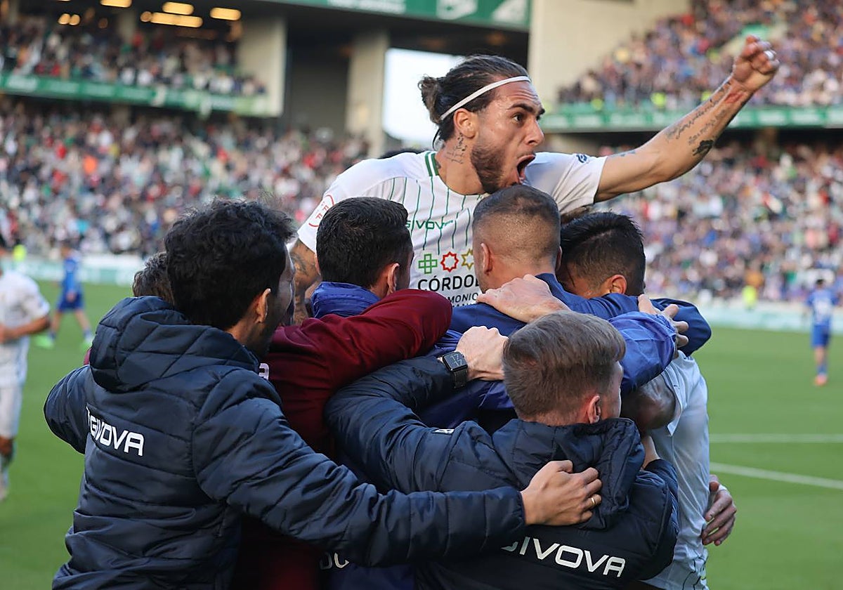Dragisa Gudelj celebra un gol con sus compañeros del Córdoba en El Arcángel