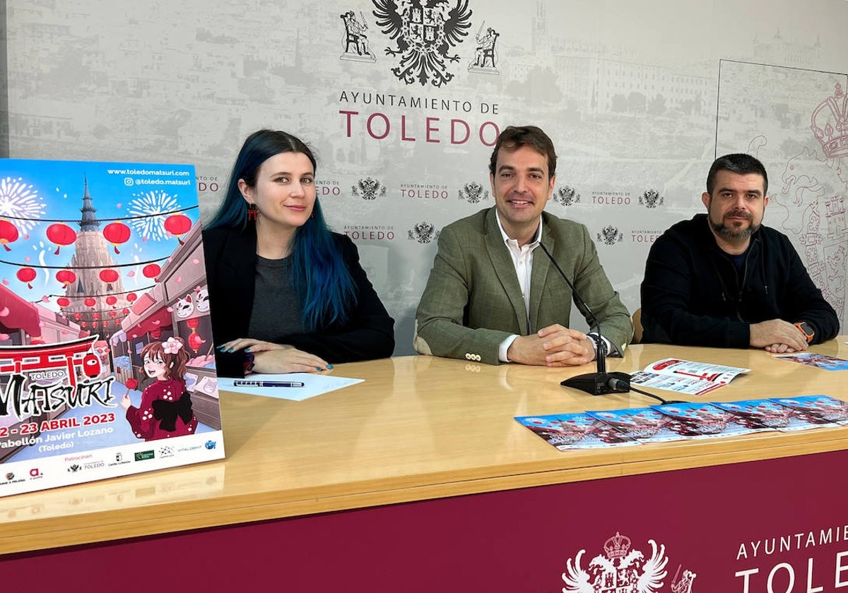 De izquierda a derecha: Maddi Rivas, responsable de Relaciones Públicas, Redes Sociales e Invitados del festival; el concejal Pablo García; y Emilio Gómez, director de la Asociación Toledo Matsuri