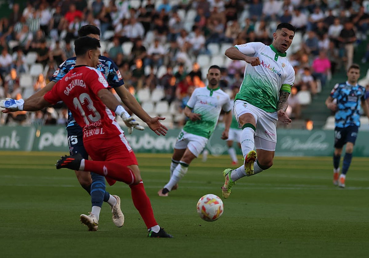 Willy golpea el balón durante un partido con el Córdoba CF