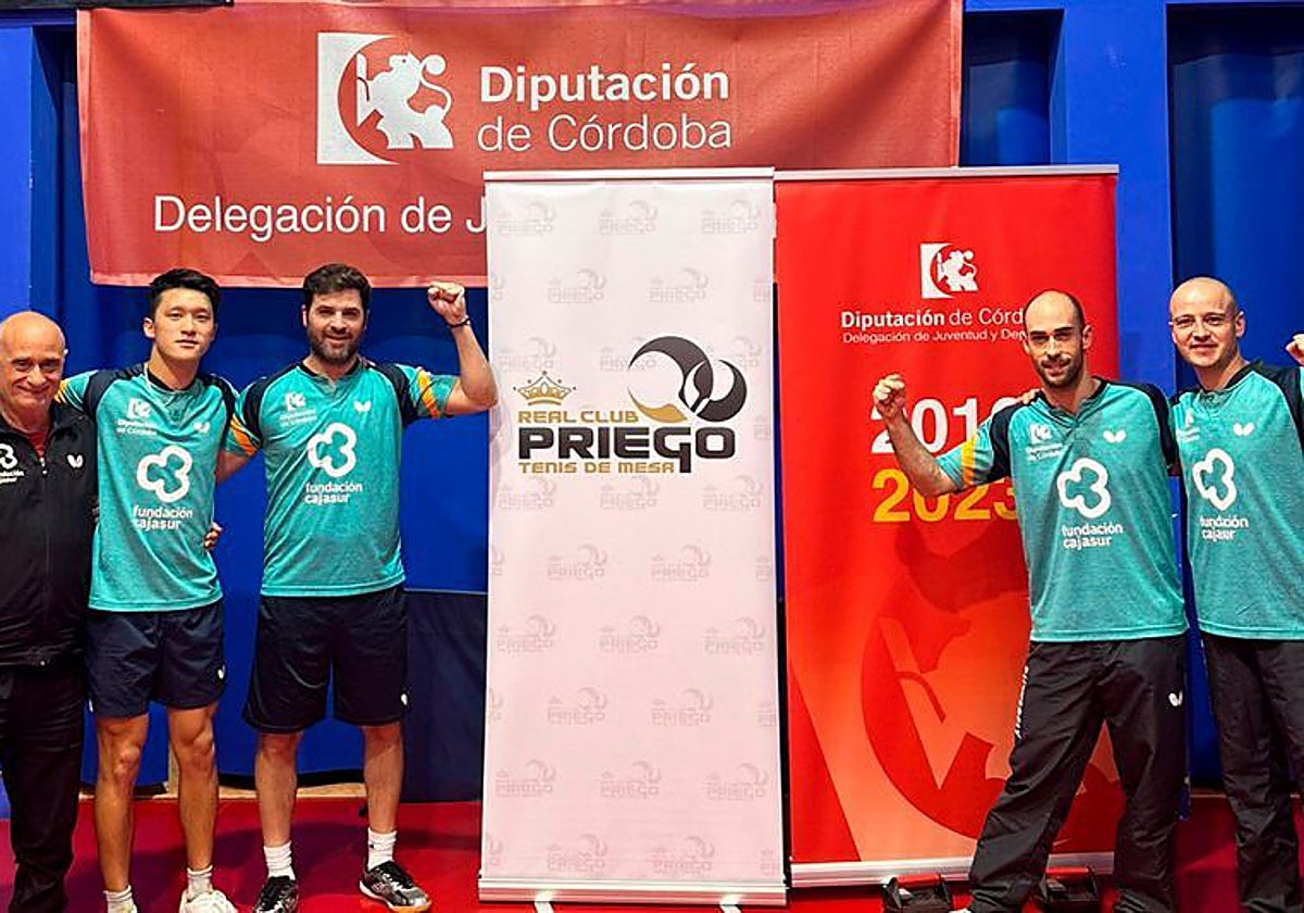 La plantilla del Cajasur Priego celebra la victoria que significa su octava corona nacional