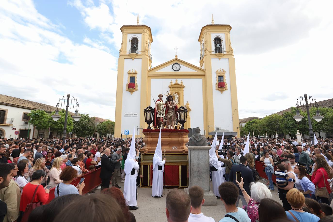La procesión de la Presentación al Pueblo el Sábado de Pasión de Córdoba, en imágenes