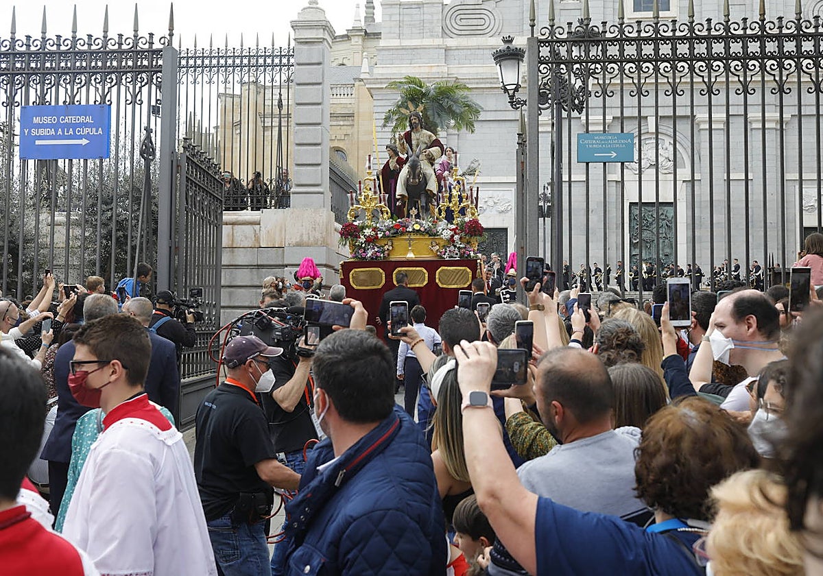 Salida de la procesión de La Borriquita de la catedral de la Almudena, en la Semana Santa del año pasado