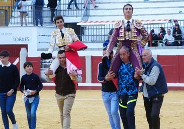 El novillero cordobés Manuel Román vuelve a triunfar y sale a hombros en Pozoblanco tras cortar dos orejas