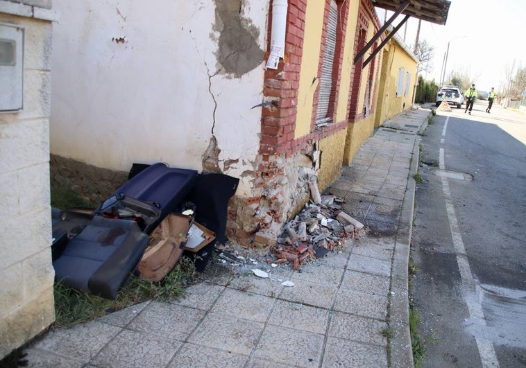 Mueren dos jóvenes tras colisionar su turismo contra una casa en Villaverde de Abajo (León)