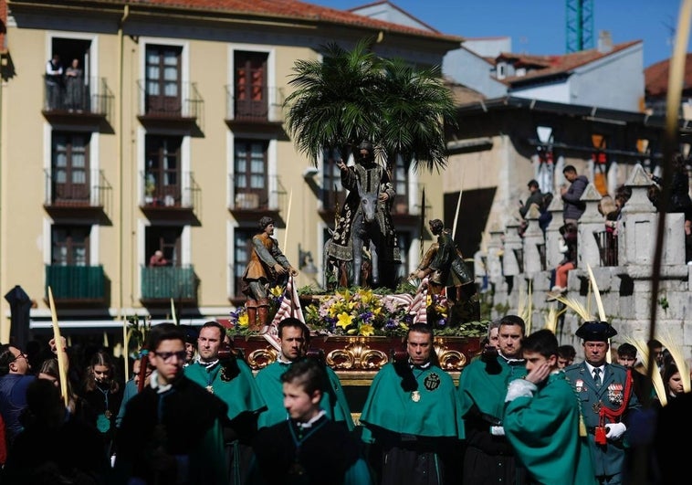 Palmas y ramas de olivo: 'La borriquilla' recorre las calles rodeada de niños