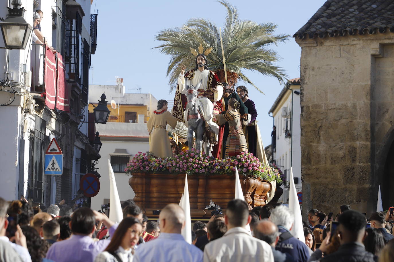 La esperada salida de la Entrada Triunfal el Domingo de Ramos de Córdoba, en imágenes