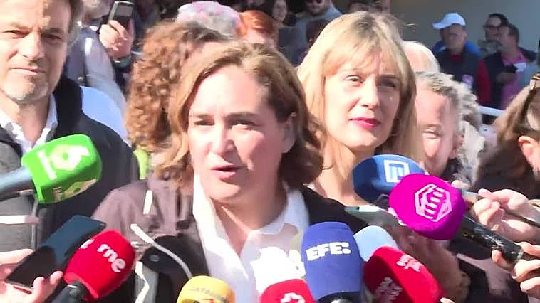 Colau cree que Díaz abre una "etapa de esperanza" y confía en que Podemos esté presente