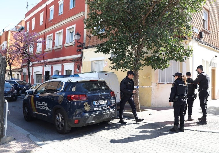 Un hombre asesina a su novio clavándole varios destornilladores en un ritual esotérico en Puente de Vallecas