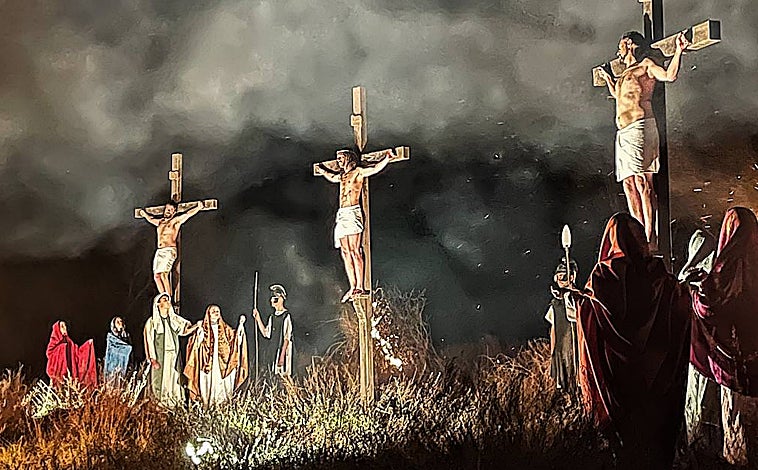 Imagen principal - Arriba, escena de la crucifixión de Cristo en Covarrubias (Burgos). En la parte inferior, Vía Crucis viviente de Fresno El Viejo (Valladolid), con el encuentro con la Verónica y una desconsolada Virgen María.