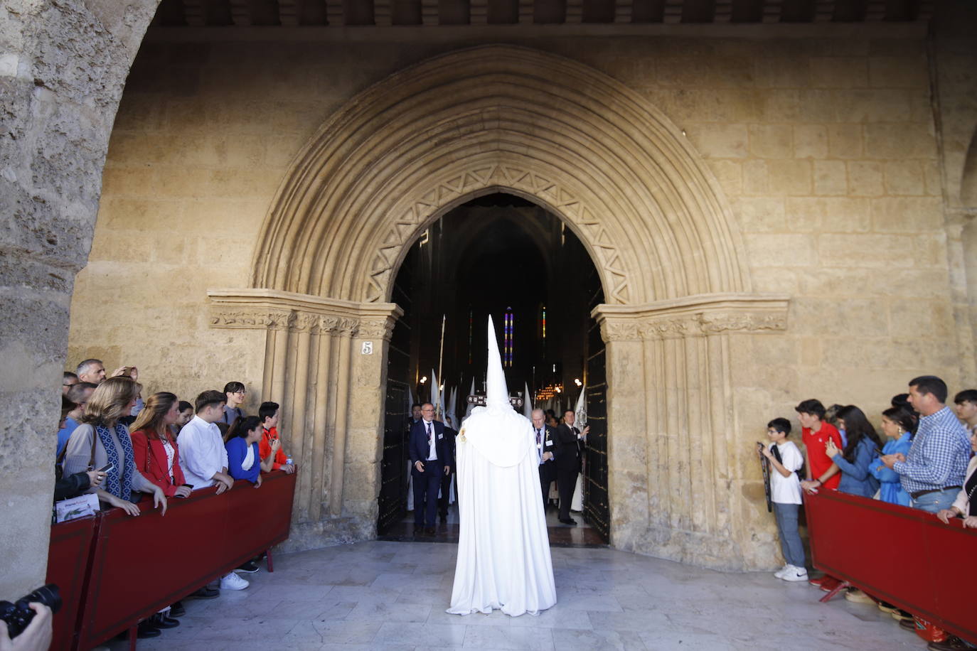 La esperada salida de la Entrada Triunfal el Domingo de Ramos de Córdoba, en imágenes