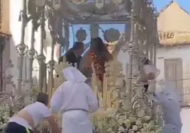 Un incendio por una vela de la candelería provoca daños a la imagen de la Virgen del Rocío de Vélez-Málaga