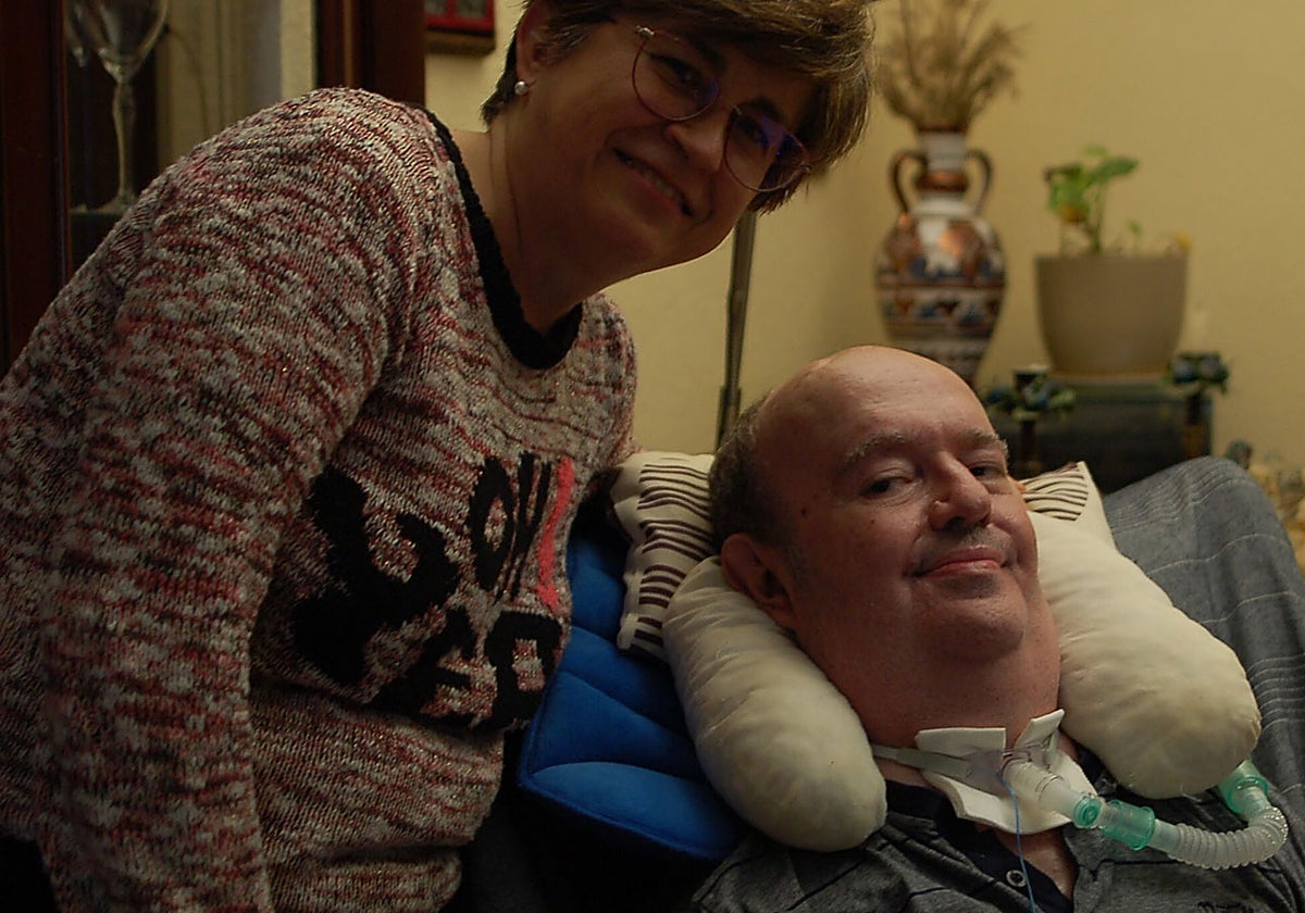 Jesús Marchal, junto a su esposa Mari Carmen Martínez, en su domicilio de Jaén