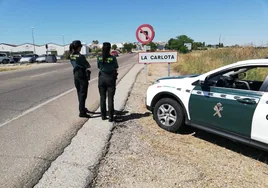 La Guardia Civil auxilia a un menor extranjero en La Carlota que viajaba de polizón en el remolque de un camión