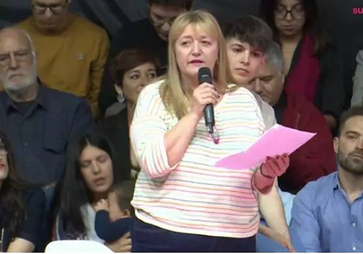 La propietaria de la tienda de alimentación de Valencia Ultramarinos Javi durante la presentación de Sumar