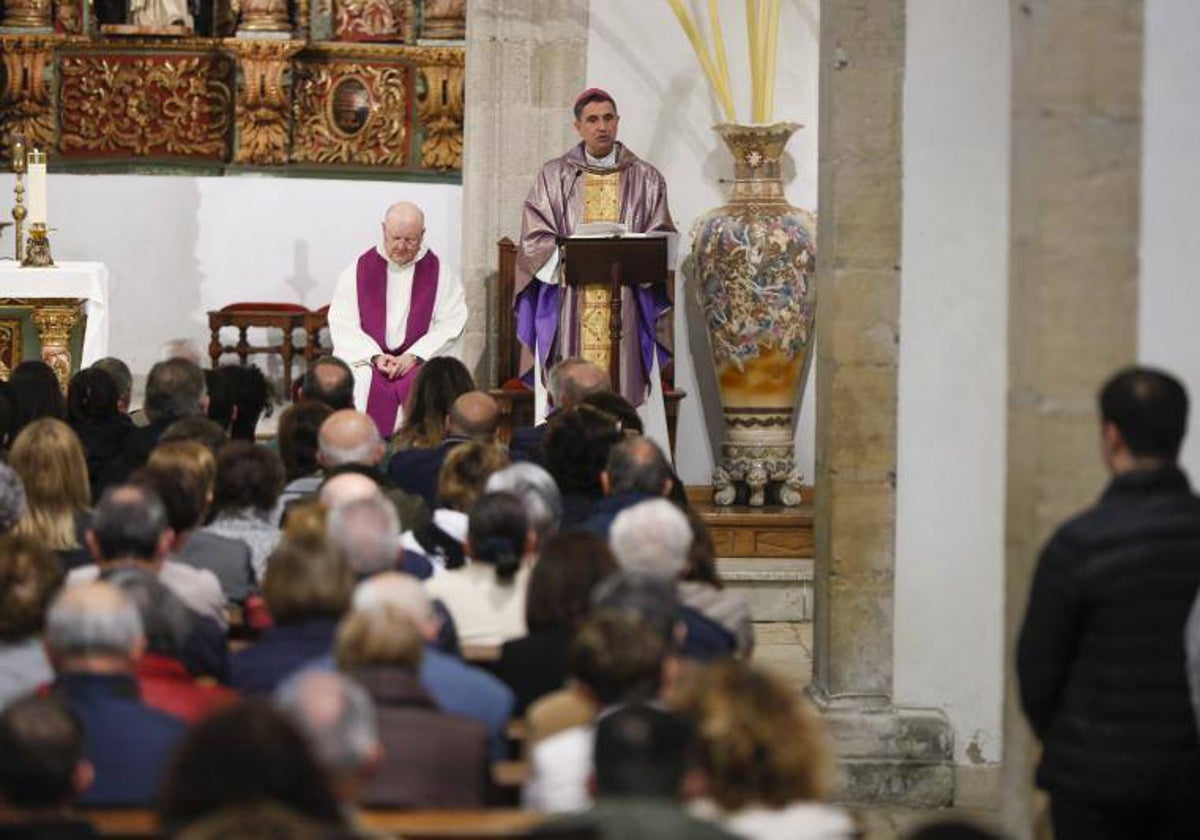 La iglesia de Santa María de Ribadeo se ha quedado pequeña para el funeral de los cuatro jóvenes