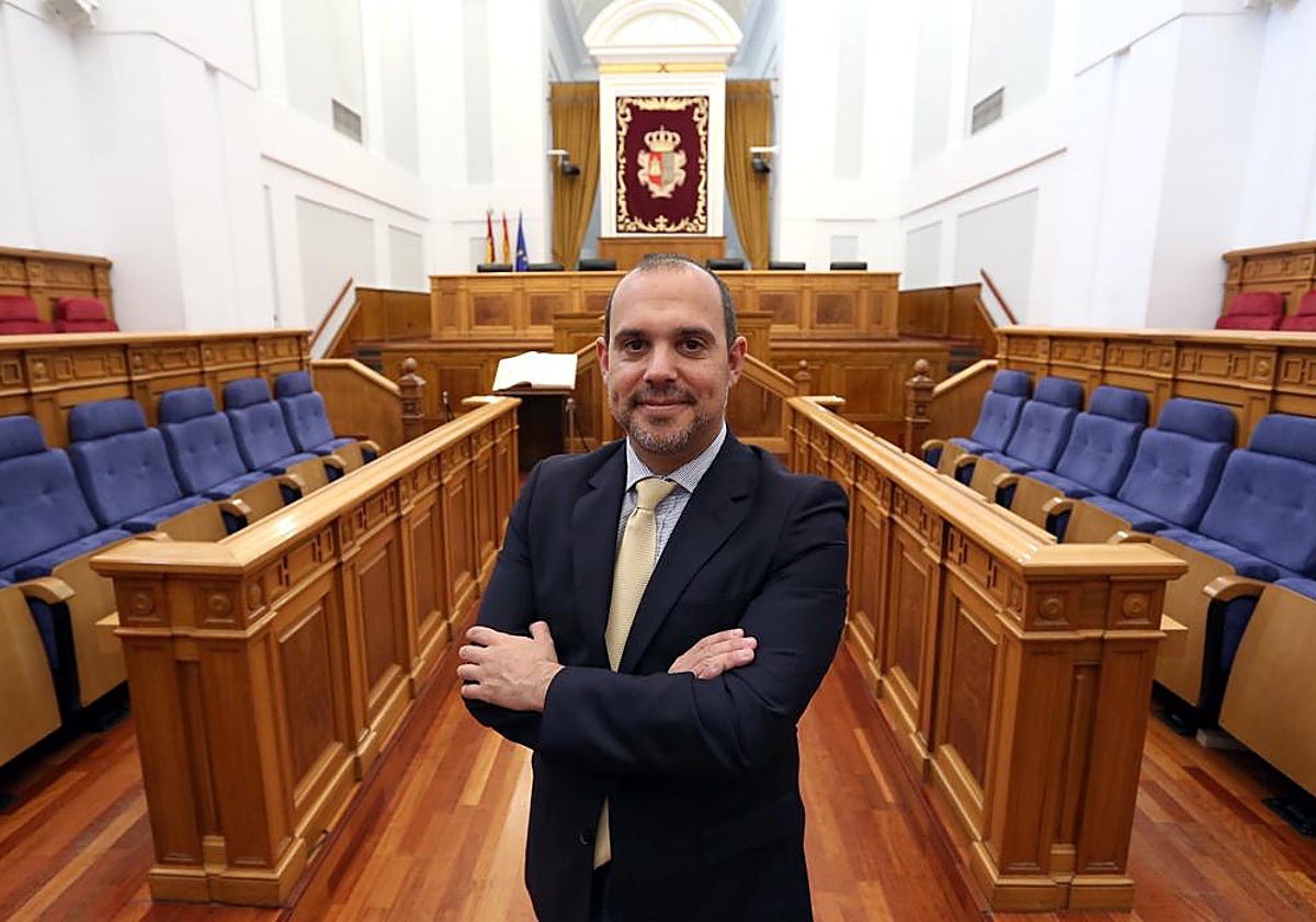 Pablo Bellido posa para ABC en el salón de pelnos de las Cortes de Castilla-La Mancha