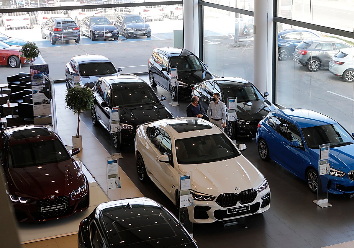 Exposición de vehículos de alta gama en un concesionario de Córdoba