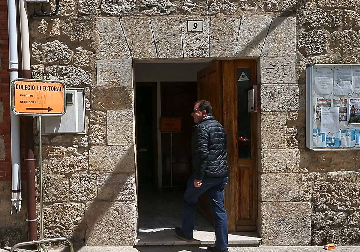 Colegio electoral en la localidad leonesa de Hornillos del Camino, en Burgos