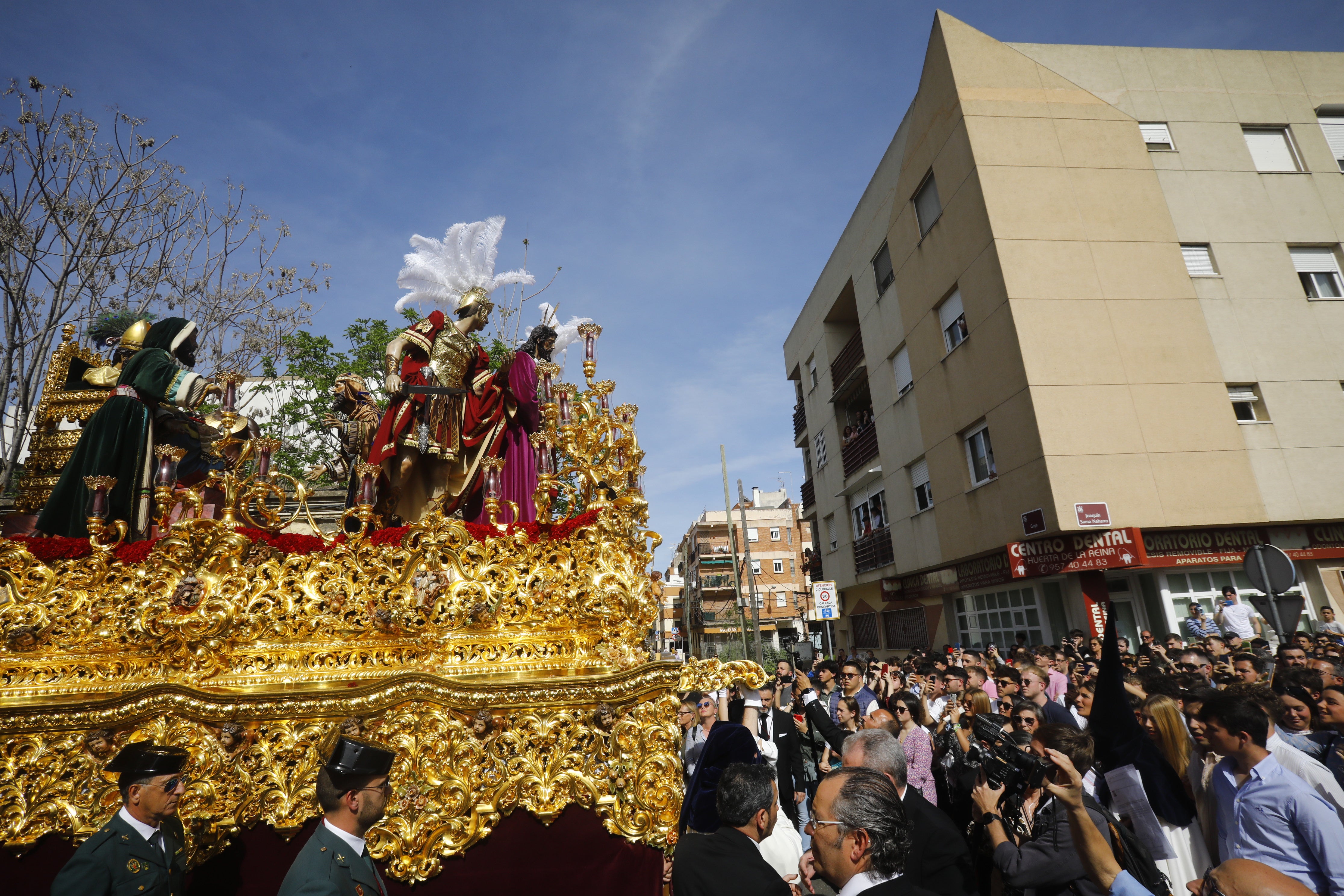 Fotos | Barrio y sentir popular de la Estrella en el Lunes Santo