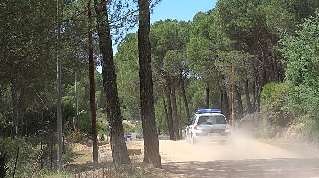 Un coche de la Guardia Civil en Las Jaras, un enclave con un riesgo muy elevado de incendios
