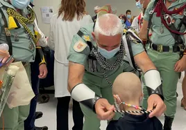 La Legión vuelve a sacar una sonrisa a los niños del hospital Materno-Infantil de Málaga