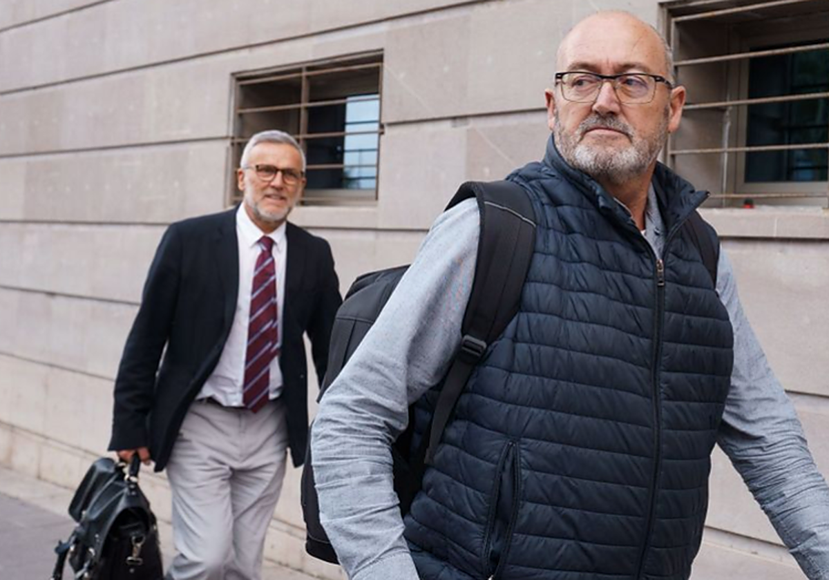 Juan Bernardo Fuentes y su abogado tras declarar en el juzgado