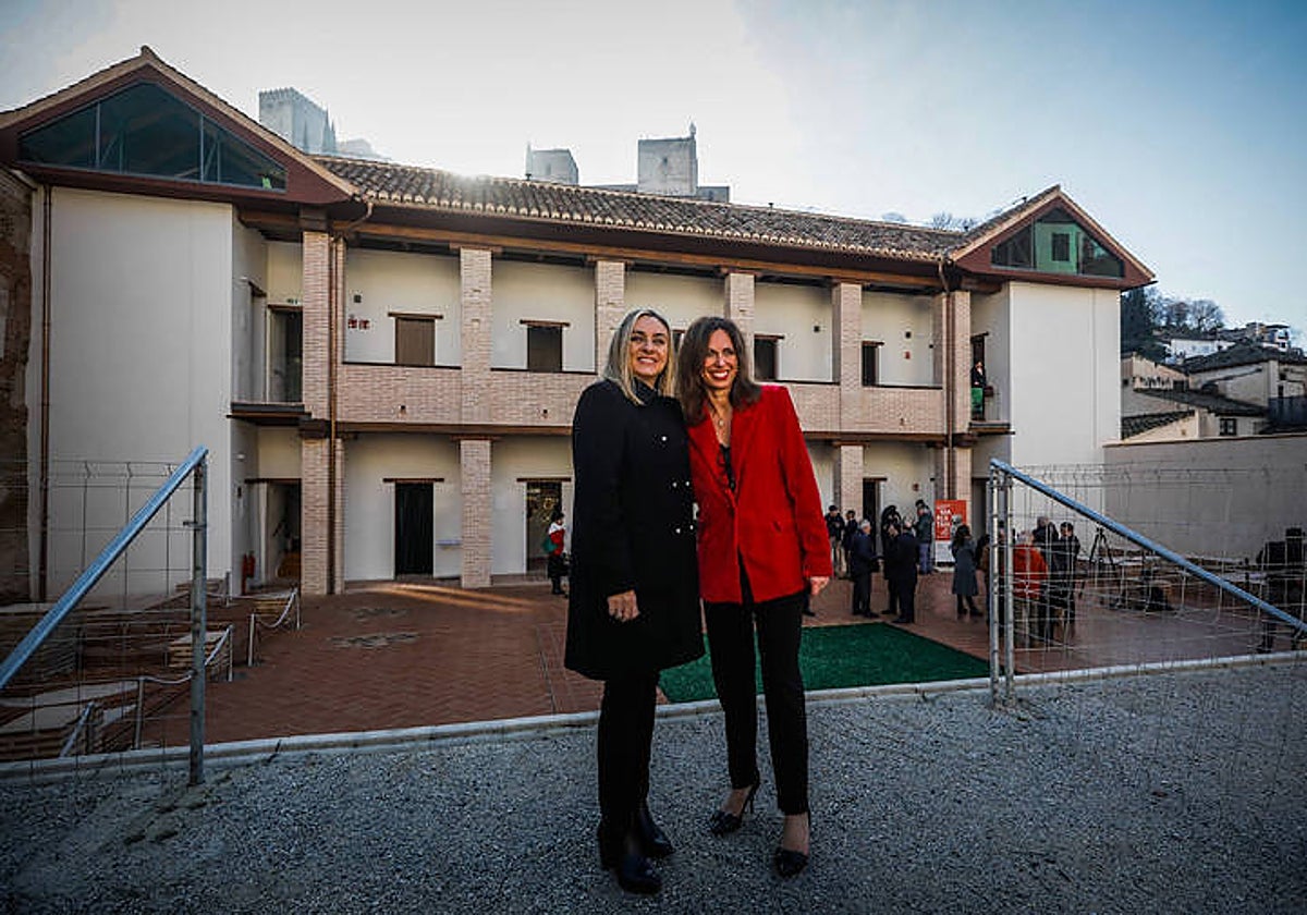 Rocío Díaz, junto a Marifrán Carazo ante las obras del Maristán