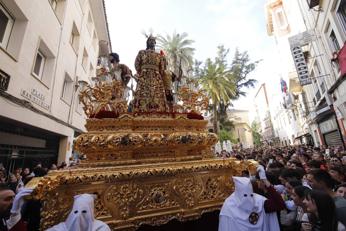La elegante procesión de La Sentencia en el Lunes Santo de Córdoba, en imágenes
