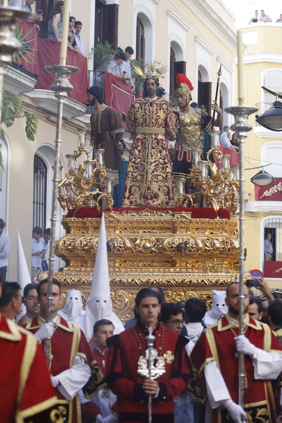 La elegante procesión de La Sentencia en el Lunes Santo de Córdoba, en imágenes