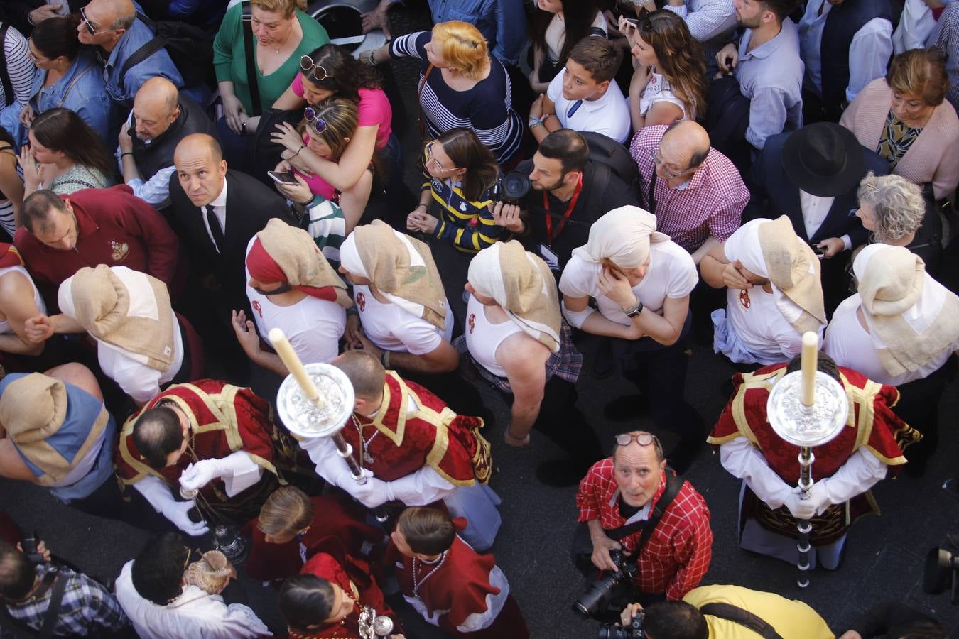 La elegante procesión de La Sentencia en el Lunes Santo de Córdoba, en imágenes