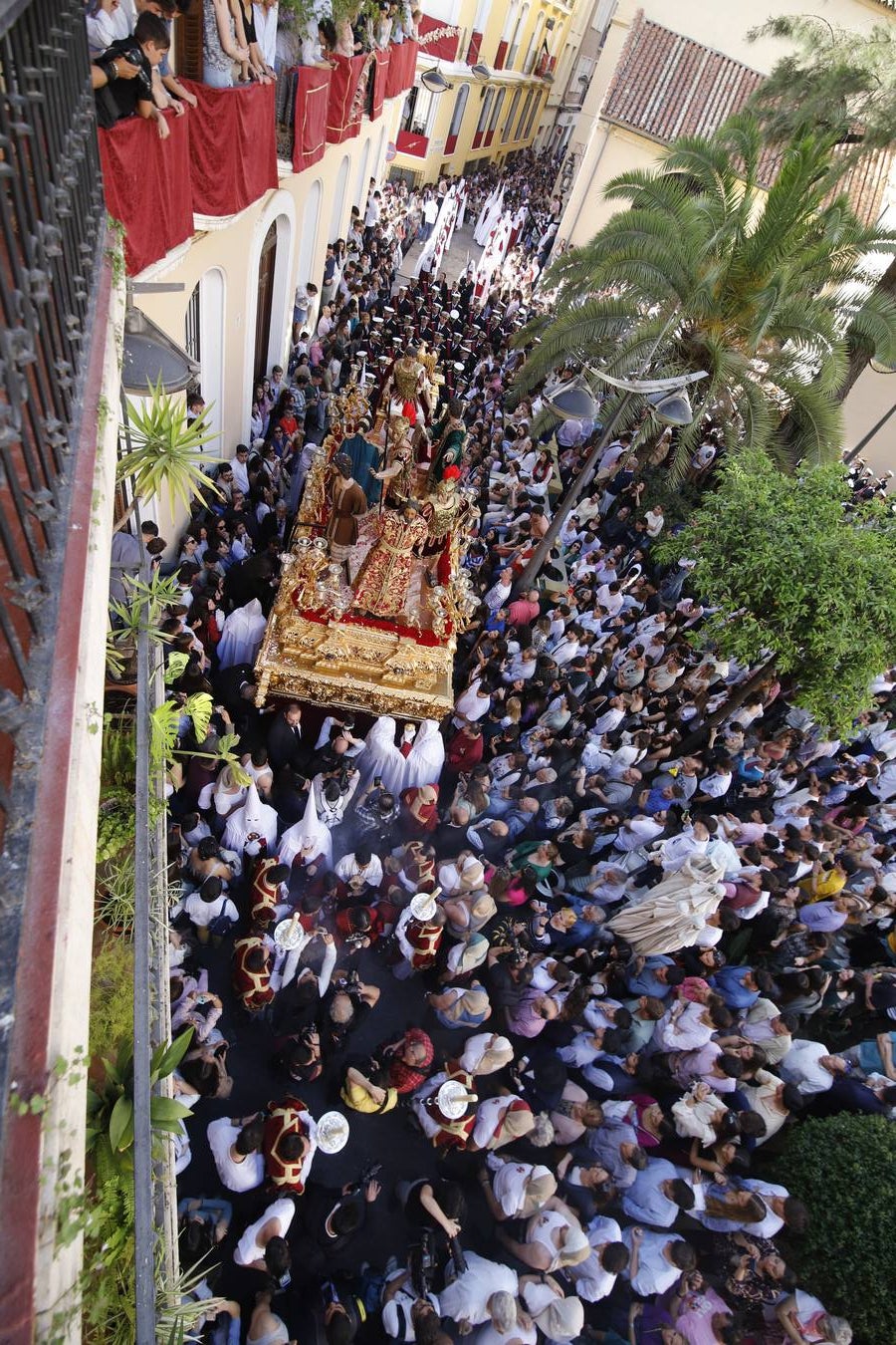 La elegante procesión de La Sentencia en el Lunes Santo de Córdoba, en imágenes
