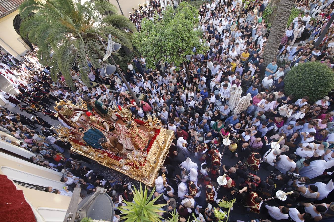 La elegante procesión de La Sentencia en el Lunes Santo de Córdoba, en imágenes