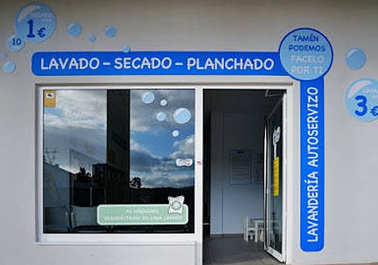 Vídeo: un cliente se salva por diez segundos de una brutal explosión en una lavandería de La Coruña