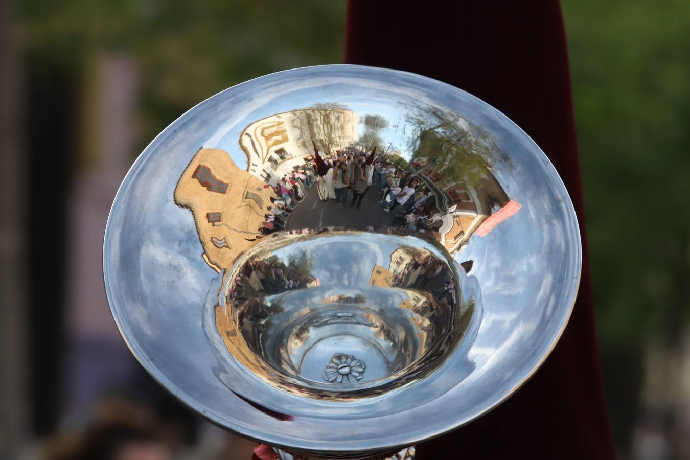 Lunes Santo | La solemne procesión de la hermandad de la Vera Cruz, en imágenes