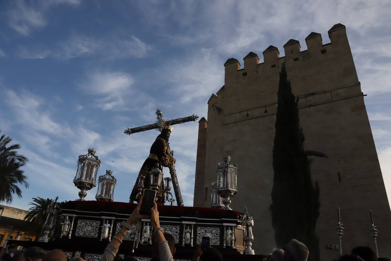 Lunes Santo | La solemne procesión de la hermandad de la Vera Cruz, en imágenes