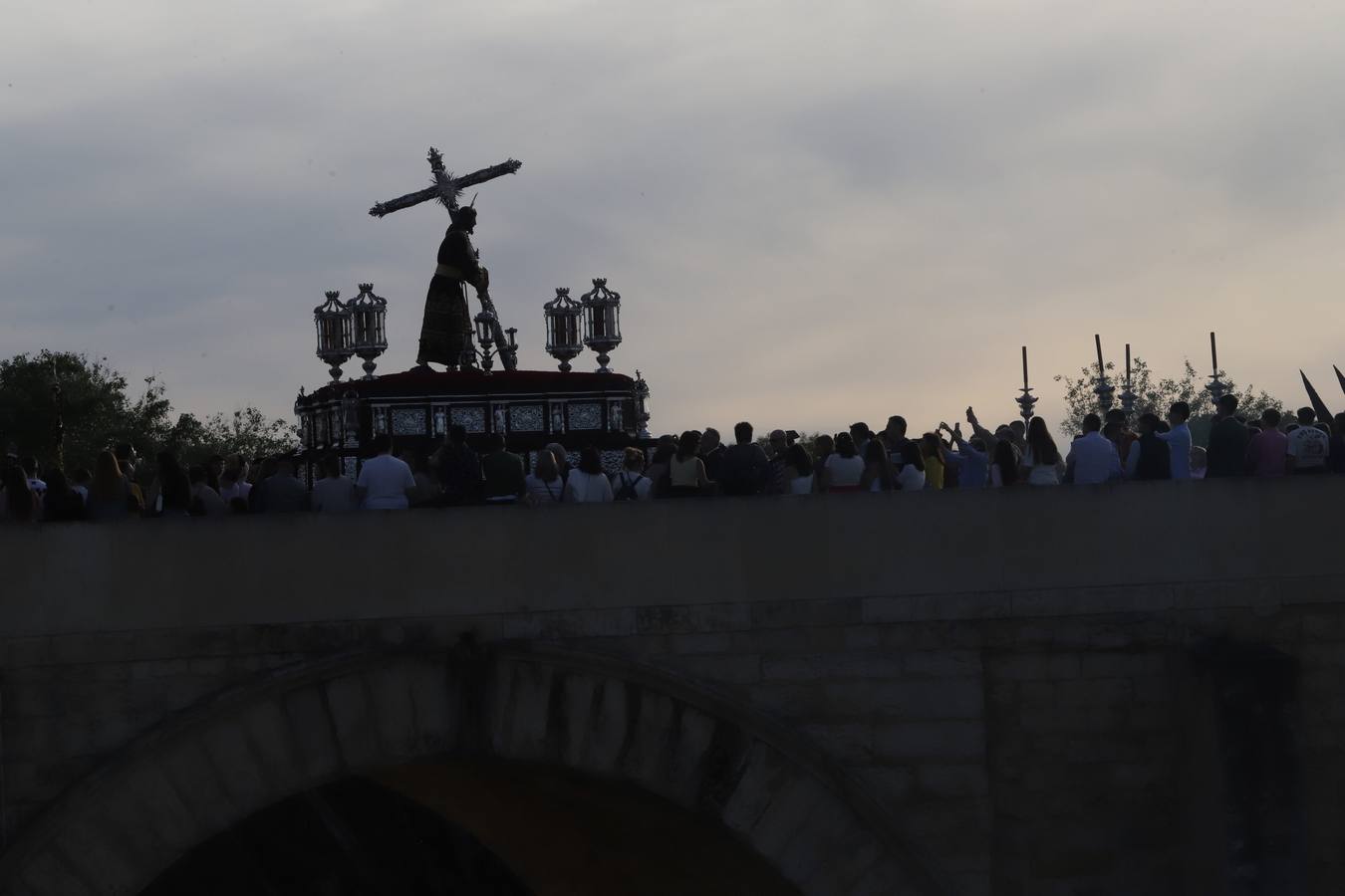 Lunes Santo | La solemne procesión de la hermandad de la Vera Cruz, en imágenes