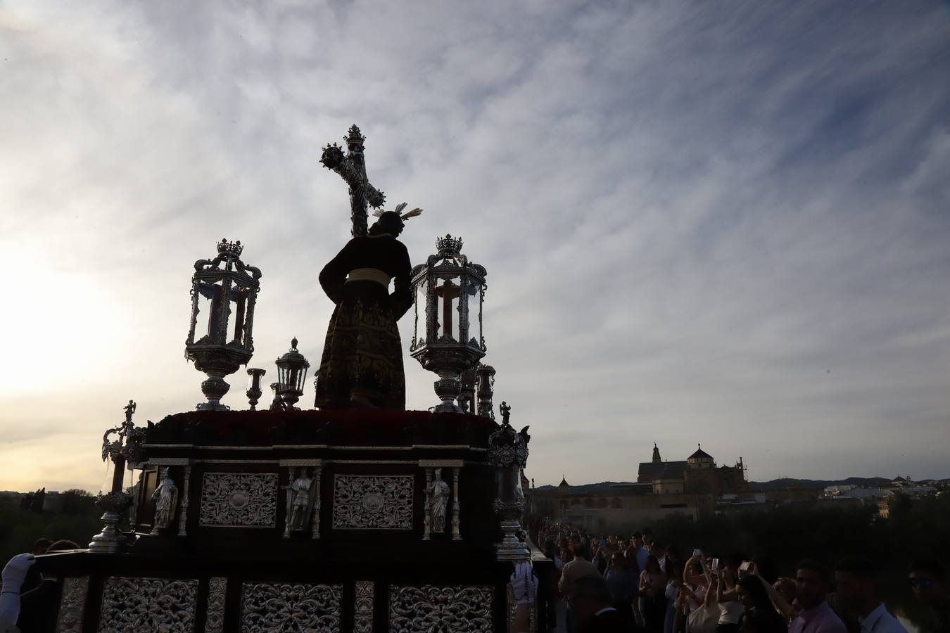 Lunes Santo | La solemne procesión de la hermandad de la Vera Cruz, en imágenes