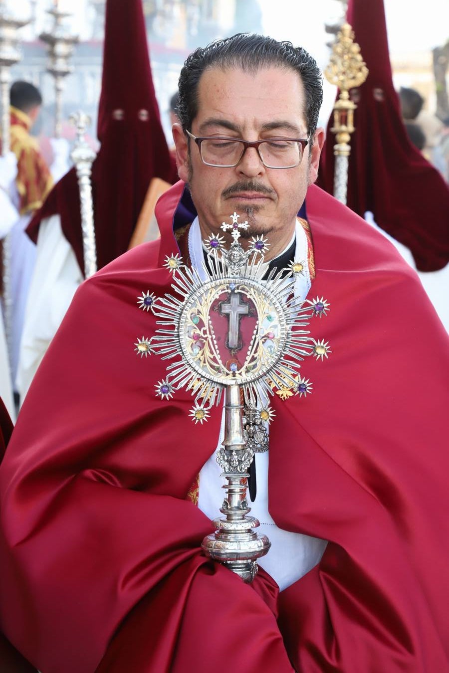 Lunes Santo | La solemne procesión de la hermandad de la Vera Cruz, en imágenes