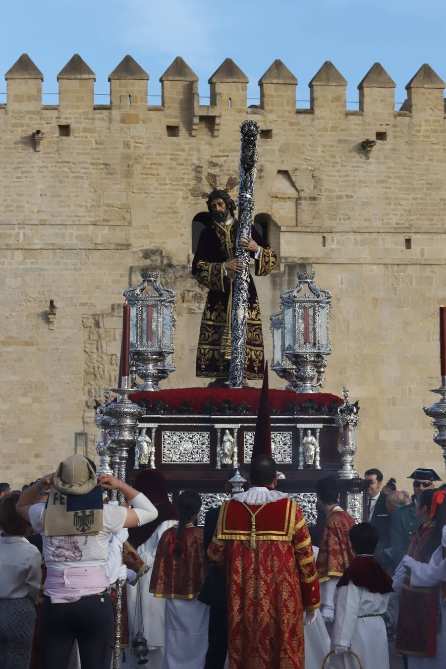 Lunes Santo | La solemne procesión de la hermandad de la Vera Cruz, en imágenes