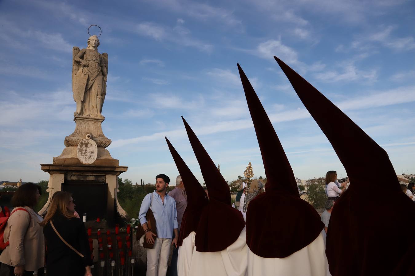 Lunes Santo | La solemne procesión de la hermandad de la Vera Cruz, en imágenes