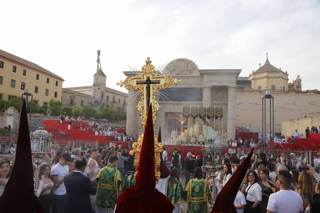 Lunes Santo | La solemne procesión de la hermandad de la Vera Cruz, en imágenes