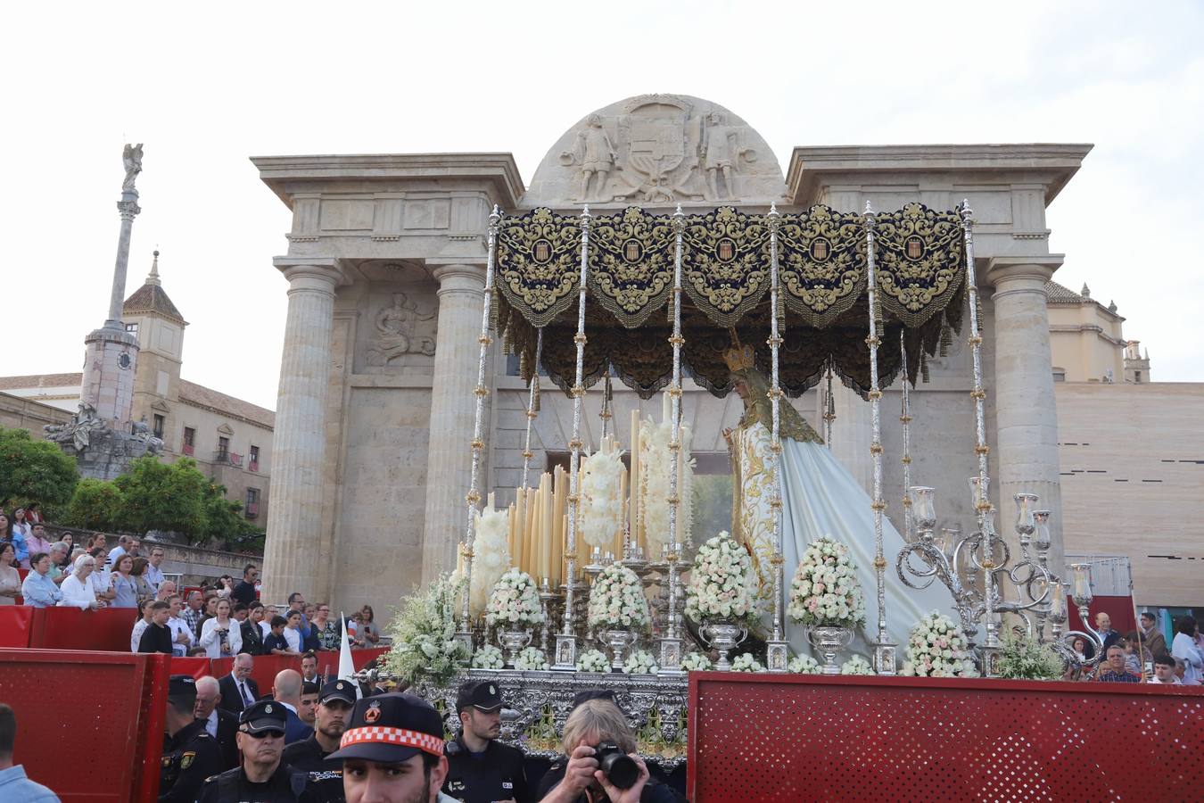 Lunes Santo | La solemne procesión de la hermandad de la Vera Cruz, en imágenes