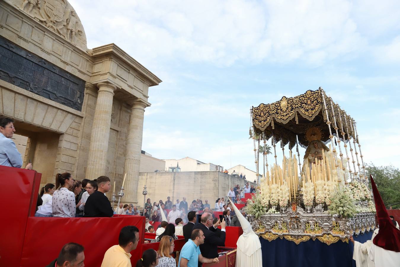 Lunes Santo | La solemne procesión de la hermandad de la Vera Cruz, en imágenes