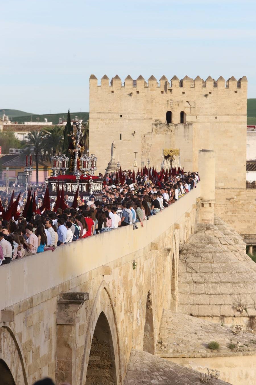 Lunes Santo | La solemne procesión de la hermandad de la Vera Cruz, en imágenes