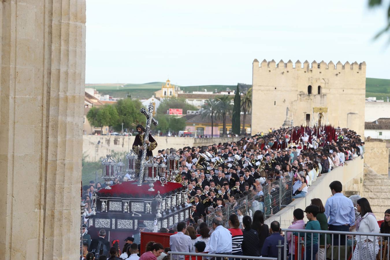 Lunes Santo | La solemne procesión de la hermandad de la Vera Cruz, en imágenes