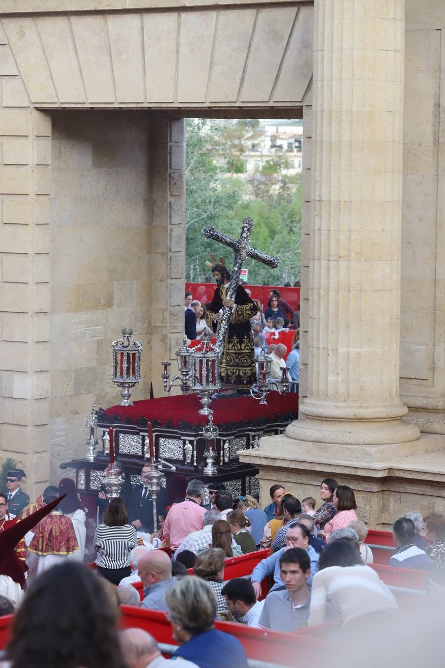 Lunes Santo | La solemne procesión de la hermandad de la Vera Cruz, en imágenes