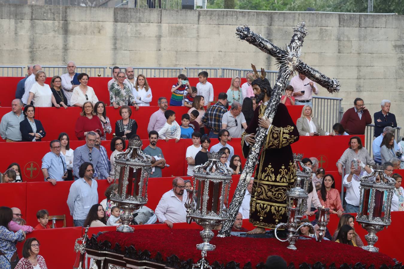 Lunes Santo | La solemne procesión de la hermandad de la Vera Cruz, en imágenes