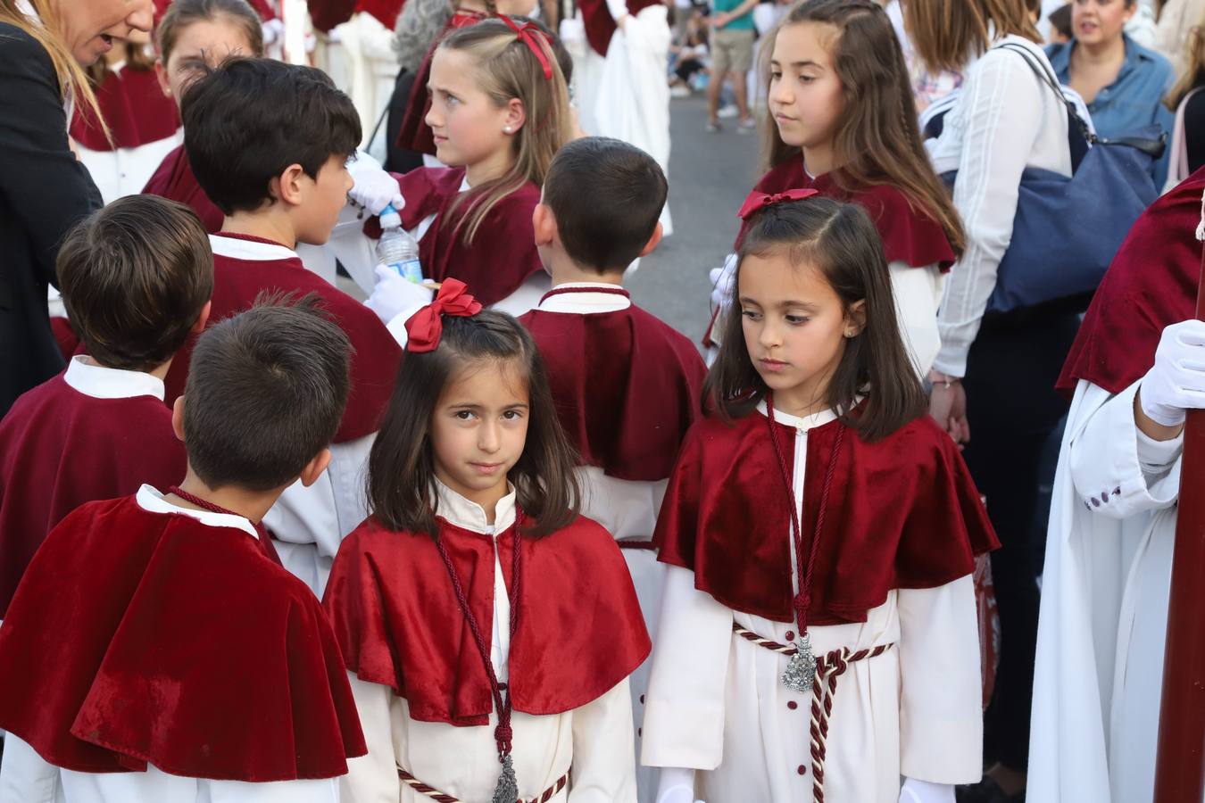 Lunes Santo | La solemne procesión de la hermandad de la Vera Cruz, en imágenes